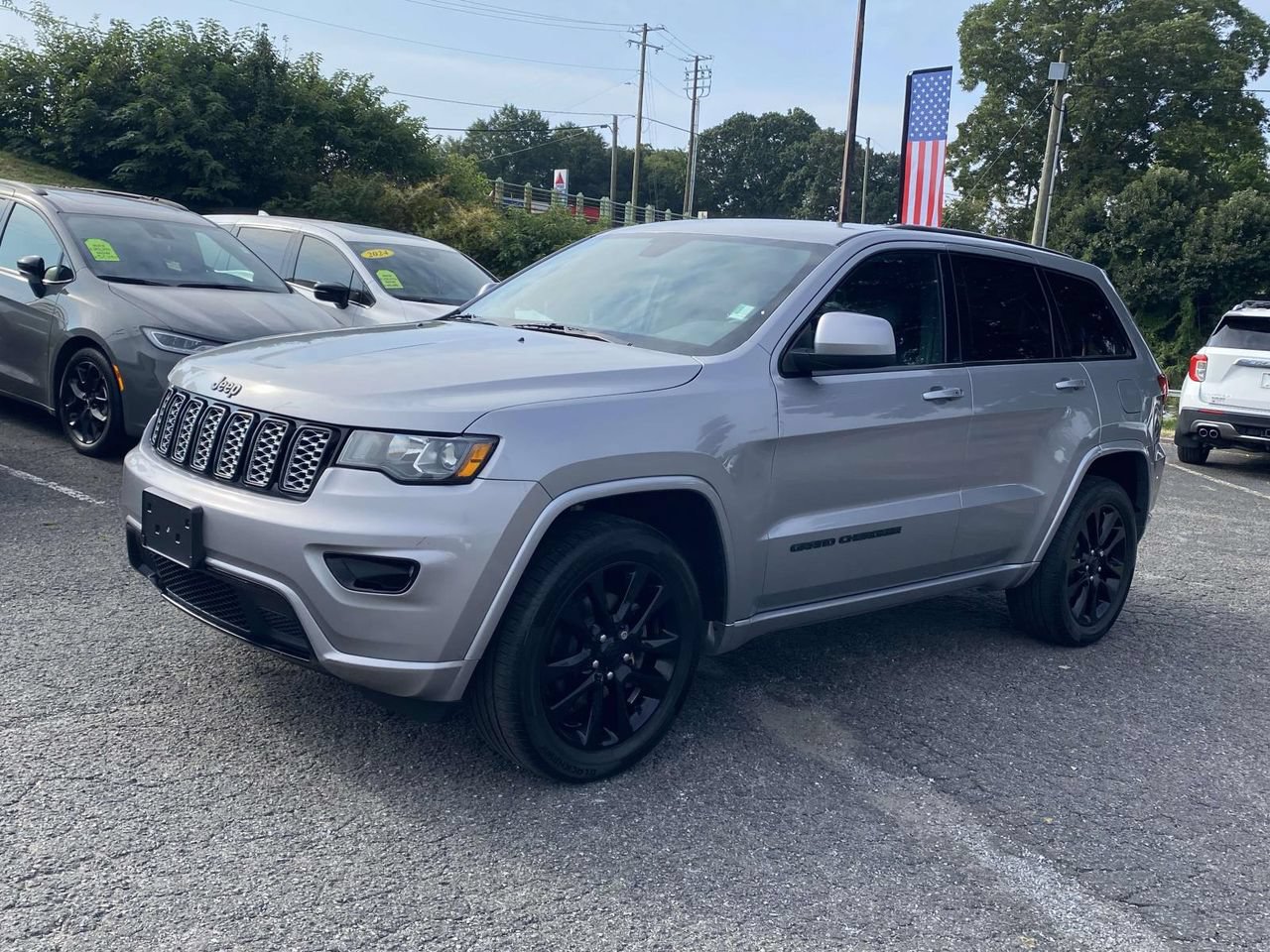Used 2017 Jeep Grand Cherokee Altitude AWD/4WD image 3