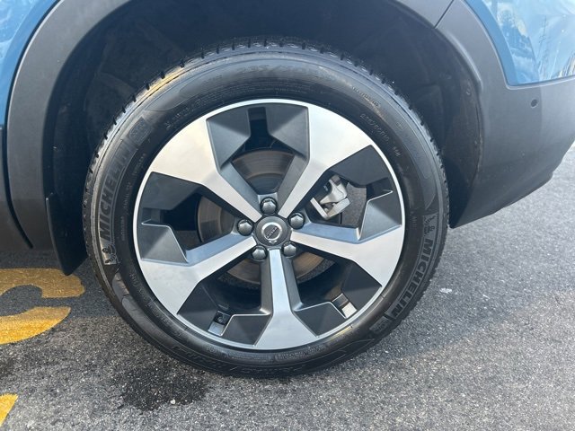 Certified 2025 Volvo XC40 B5 Plus image 9