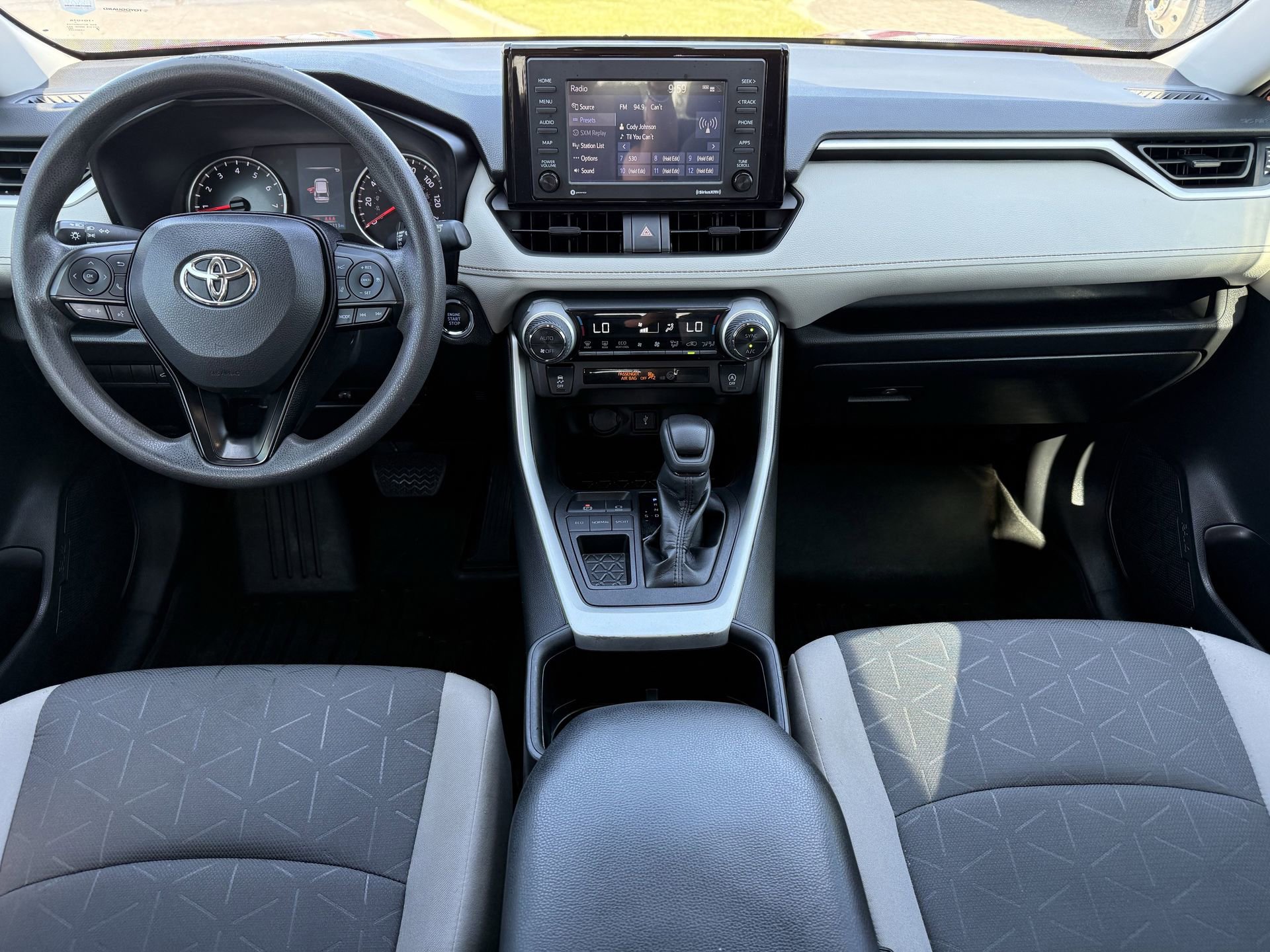 Used 2022 Toyota RAV4 XLE image 2
