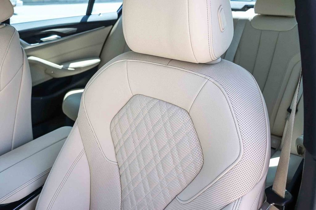 Used 2023 BMW 530e w/ Convenience Package image 26