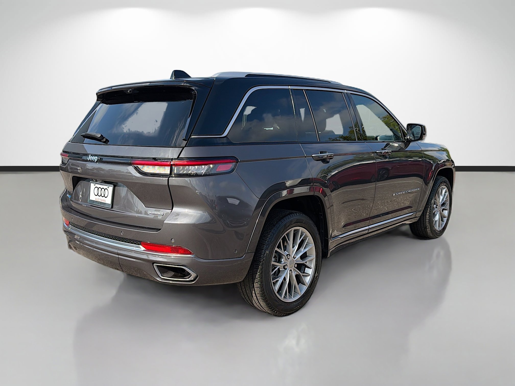 Used 2024 Jeep Grand Cherokee Summit w/ Advanced Protech Group IV image 3