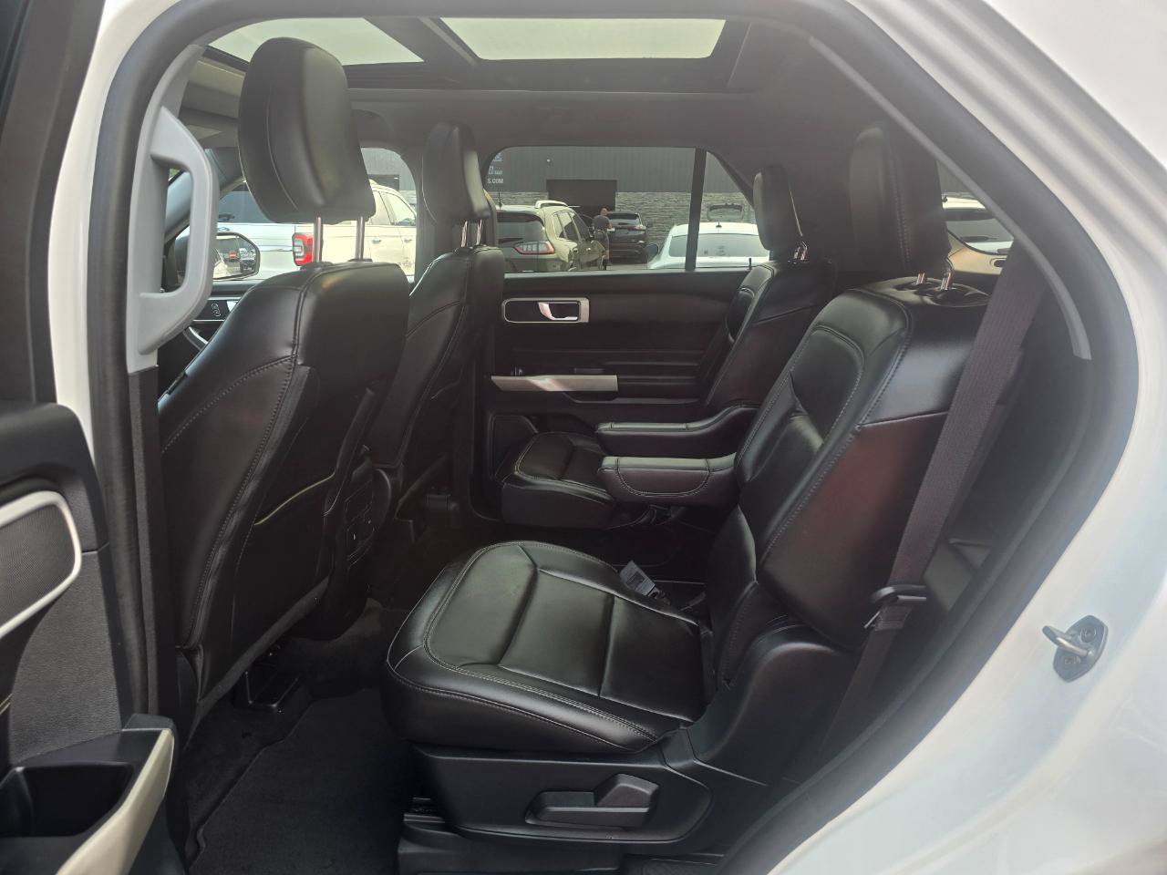 Used 2022 Ford Explorer XLT w/ Equipment Group 202A AWD/4WD image 15