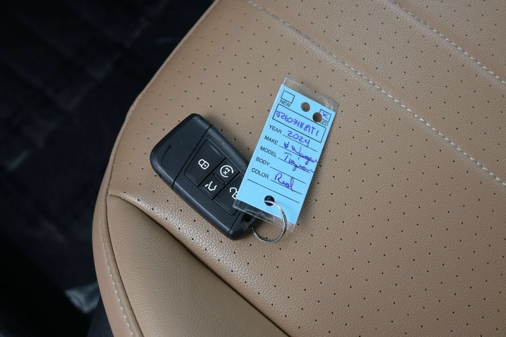 Used 2024 Volkswagen Tiguan SE R-Line FWD image 20