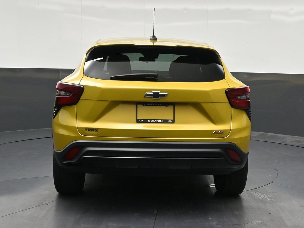 Used 2024 Chevrolet Trax RS w/ Sunroof Package FWD image 4