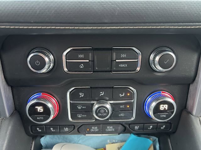 Used 2024 GMC Yukon SLT w/ SLT Luxury Package image 11