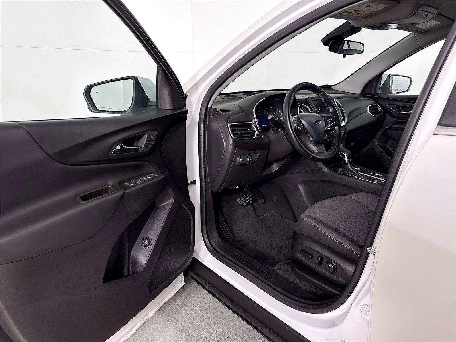 Used 2024 Chevrolet Equinox LT AWD/4WD image 3