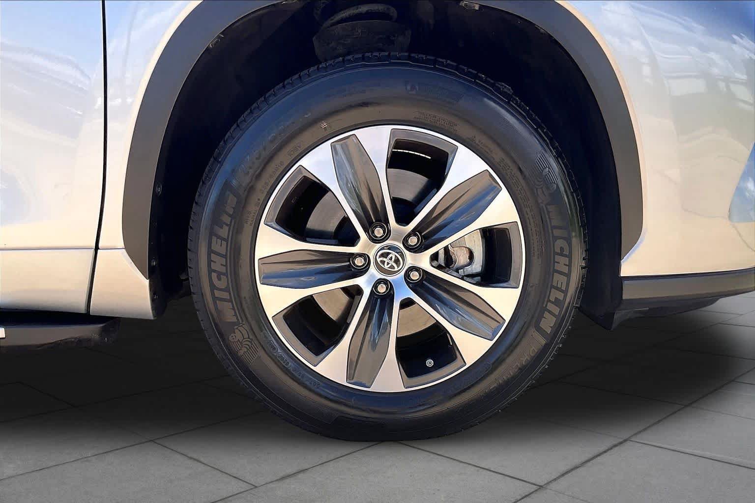 Used 2022 Toyota Highlander XLE FWD image 11
