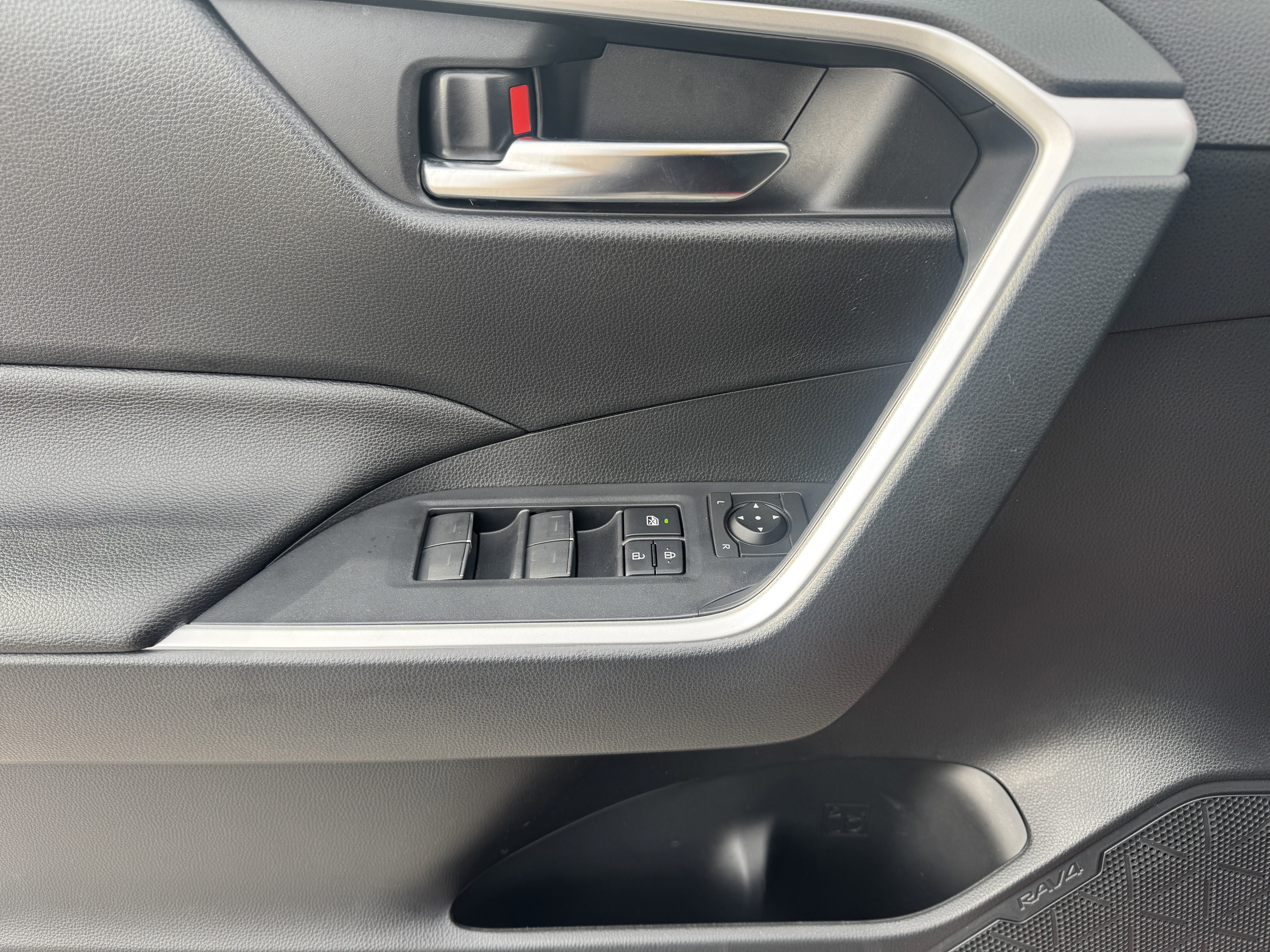 Used 2023 Toyota RAV4 SE w/ Weather & Moonroof Package image 9