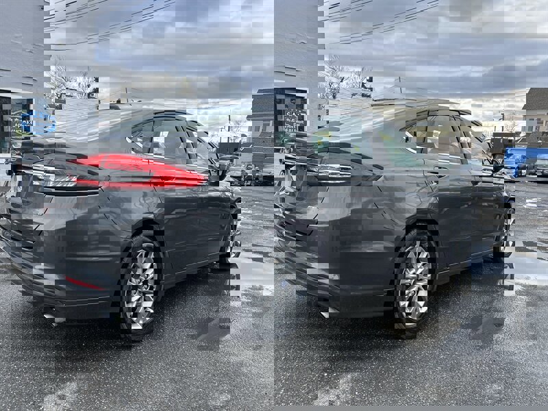 Used 2017 Ford Fusion SE image 4