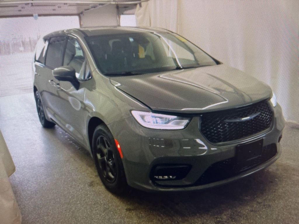 Used 2023 Chrysler Pacifica Touring-L w/ S Appearance Package image 4