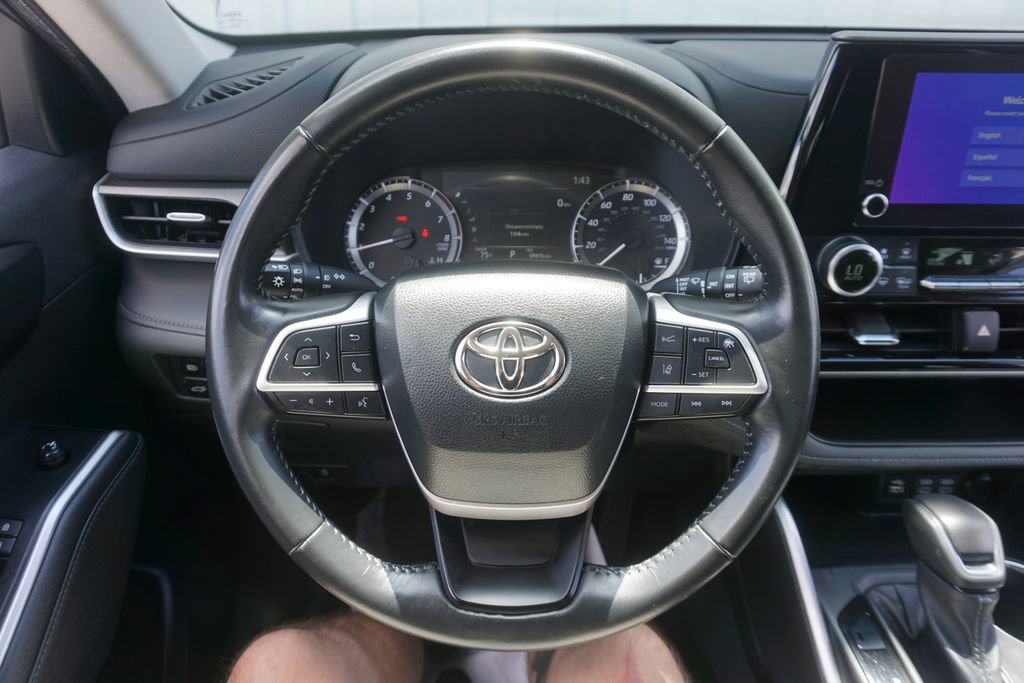 Certified 2024 Toyota Highlander LE FWD image 3