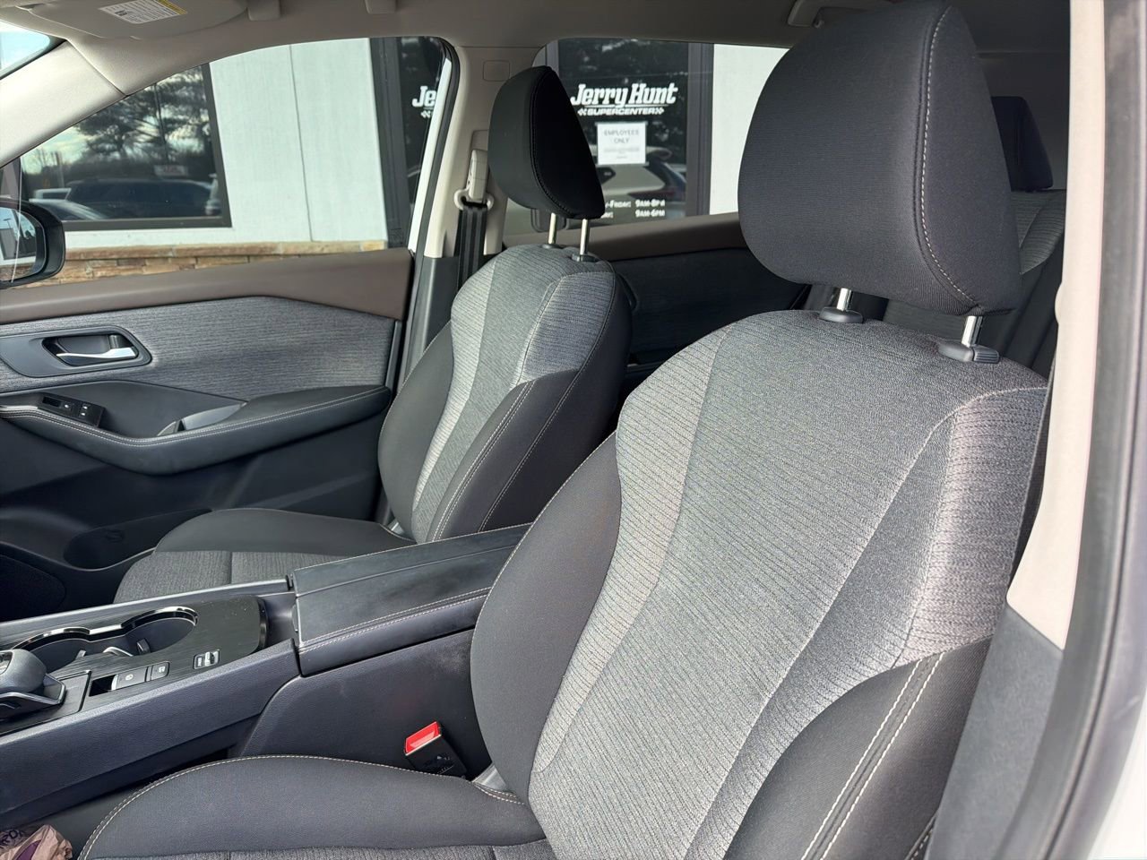 Used 2023 Nissan Rogue SV image 3