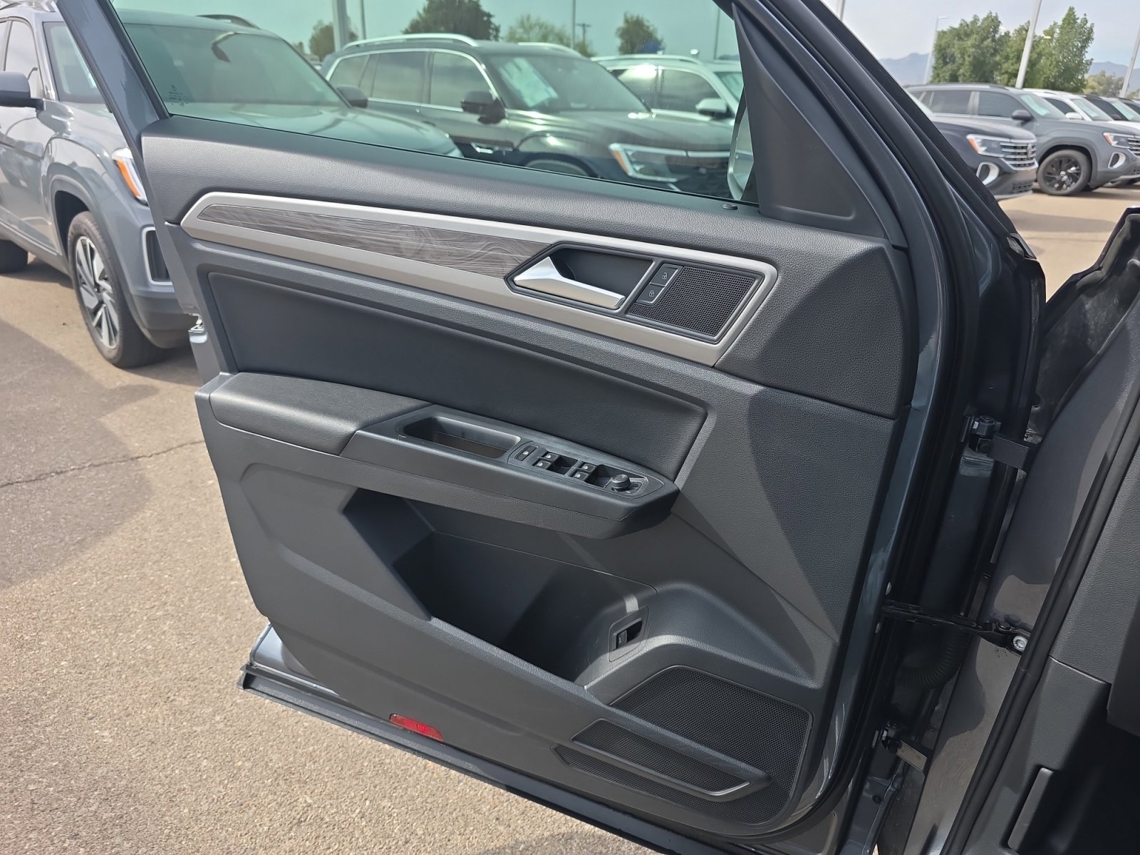 Used 2020 Volkswagen Atlas Cross Sport SE w/ Panoramic Sunroof Package image 13