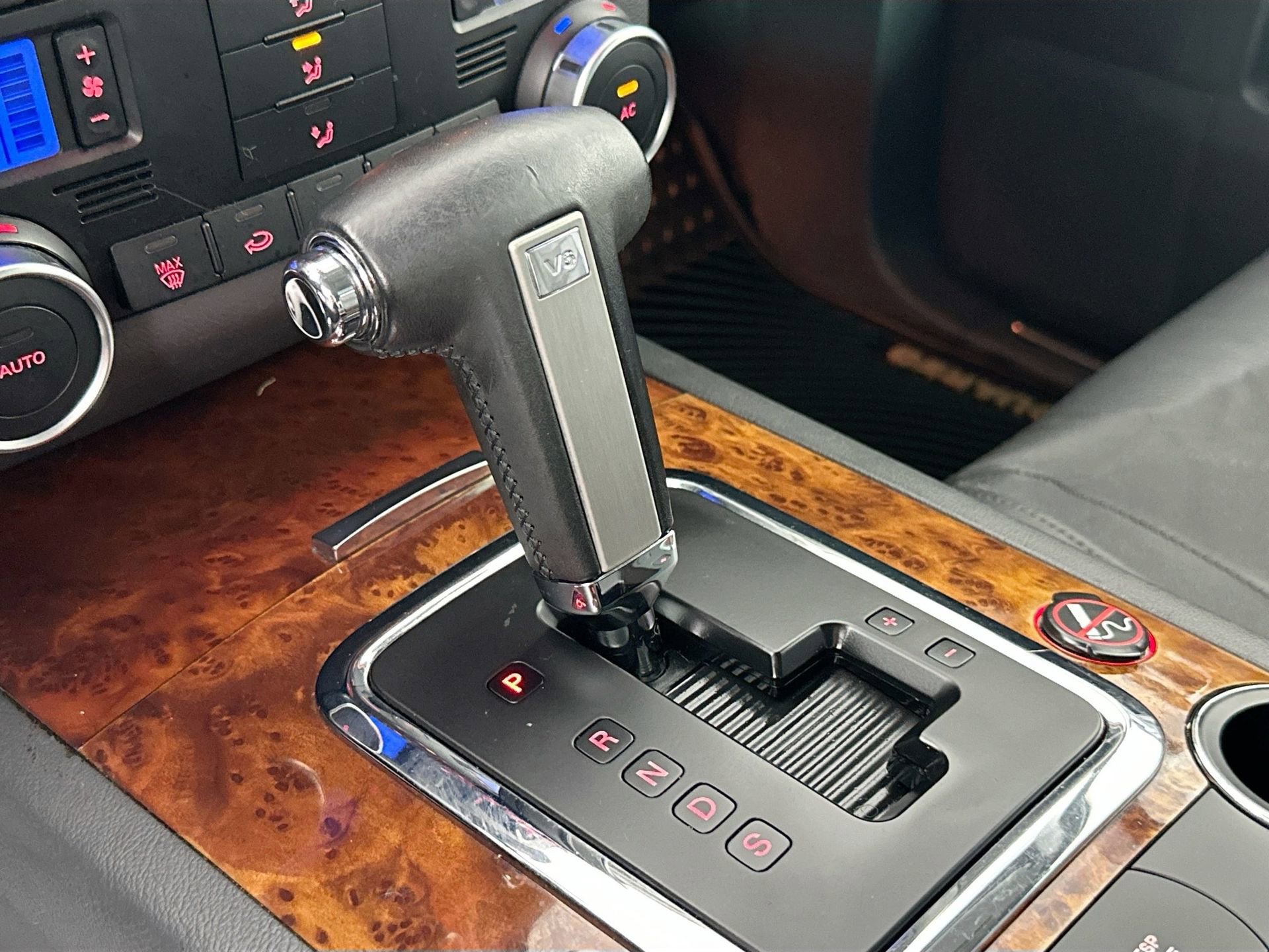 Used 2010 Volkswagen Touareg VR6 image 14