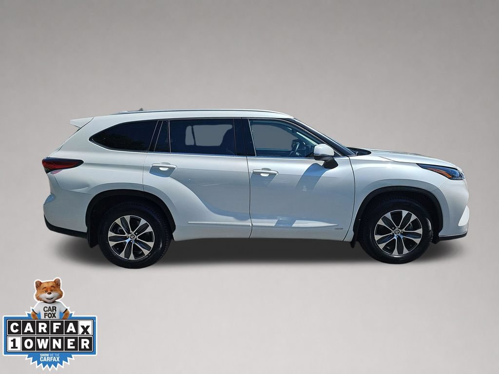 Used 2022 Toyota Highlander XLE AWD/4WD image 3