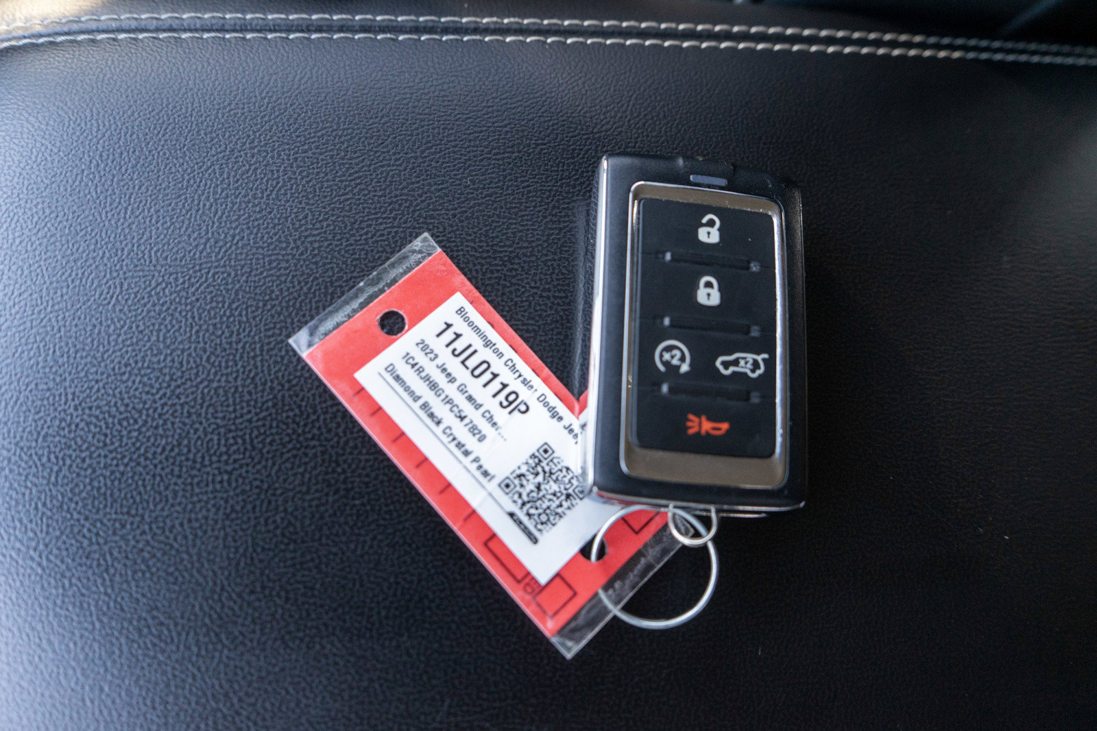 Used 2023 Jeep Grand Cherokee Limited w/ Black Appearance Package AWD/4WD image 32