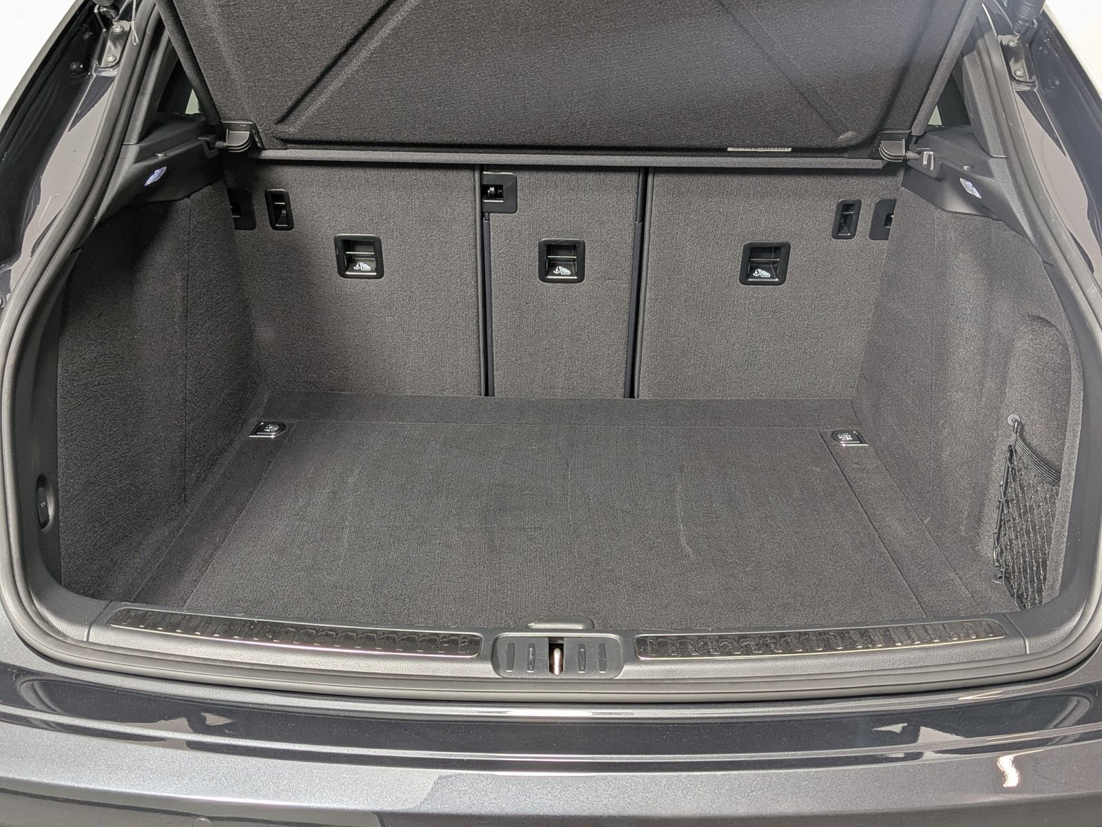 Certified 2023 Porsche Macan AWD/4WD image 22
