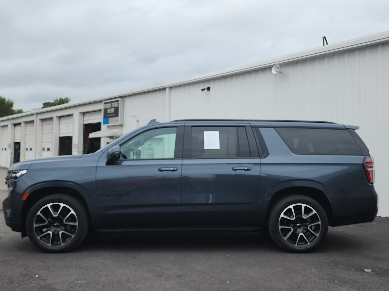 Used 2021 Chevrolet Suburban RST w/ Luxury Package AWD/4WD image 2
