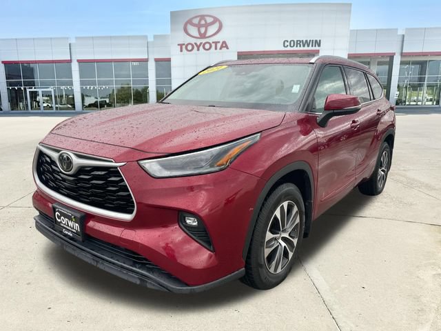 Used 2021 Toyota Highlander XLE AWD/4WD image 7