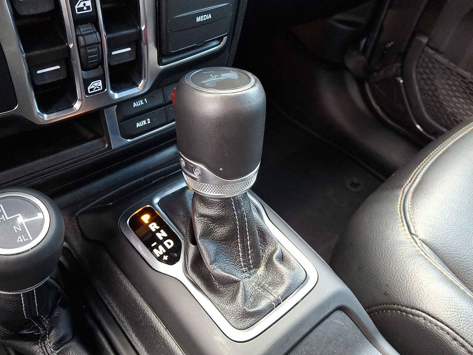 Used 2024 Jeep Wrangler Unlimited Sahara w/ Technology Group AWD/4WD image 18