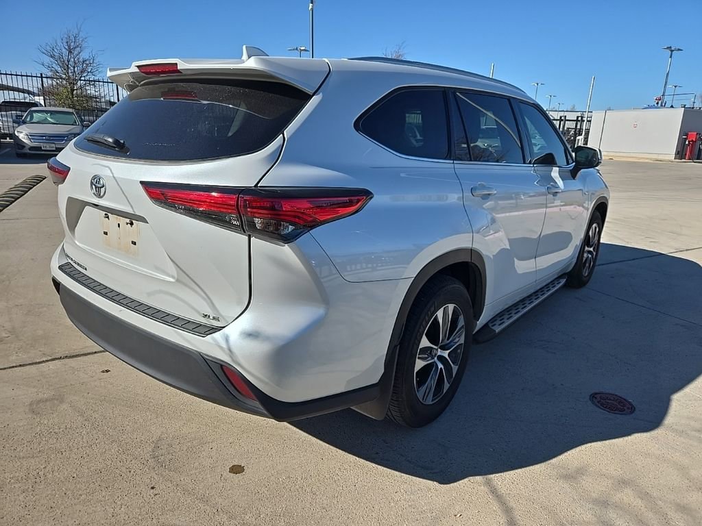 Used 2022 Toyota Highlander XLE image 3