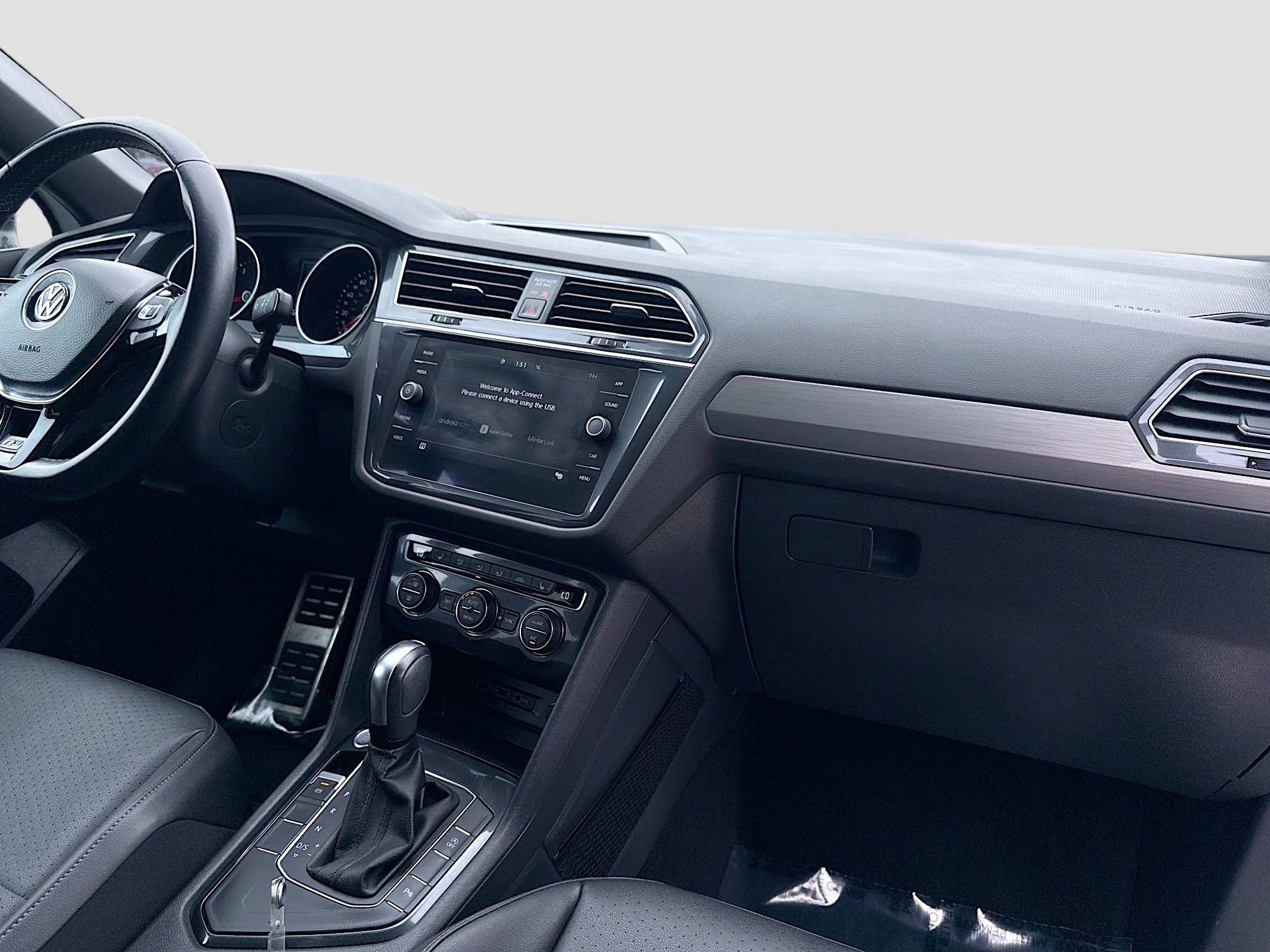 Certified 2020 Volkswagen Tiguan SE R-Line image 31