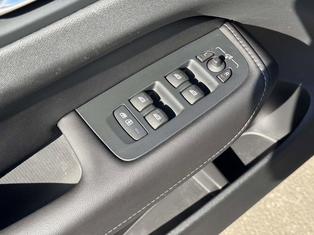 Used 2023 Volvo XC60 B6 Ultimate w/ Protection Package Premier image 18