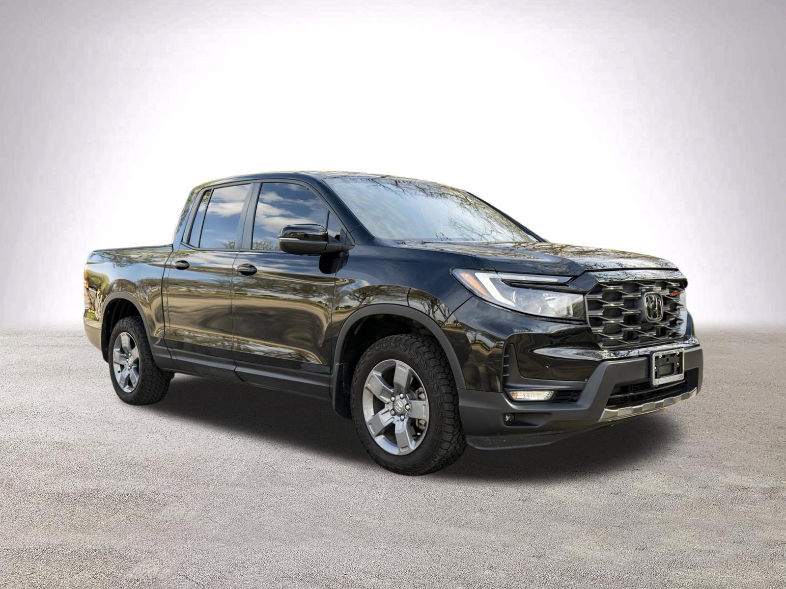 Used 2025 Honda Ridgeline TrailSport image 2