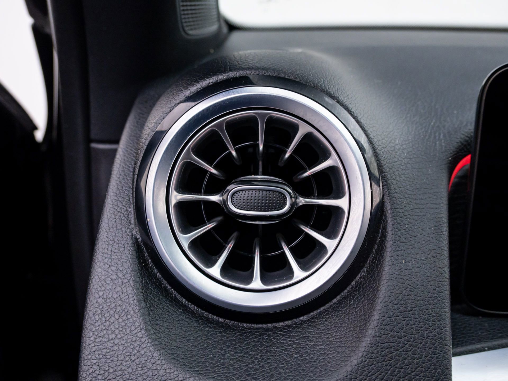 Used 2022 Mercedes-Benz GLB 250 4MATIC image 21