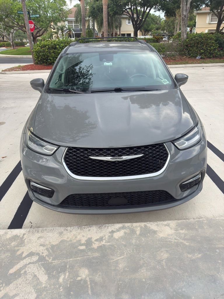 Used 2022 Chrysler Pacifica Touring-L FWD image 2
