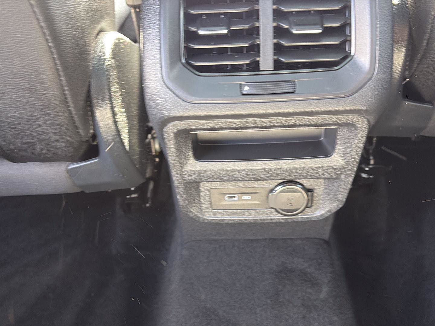 Used 2023 Volkswagen Tiguan SE R-Line image 15