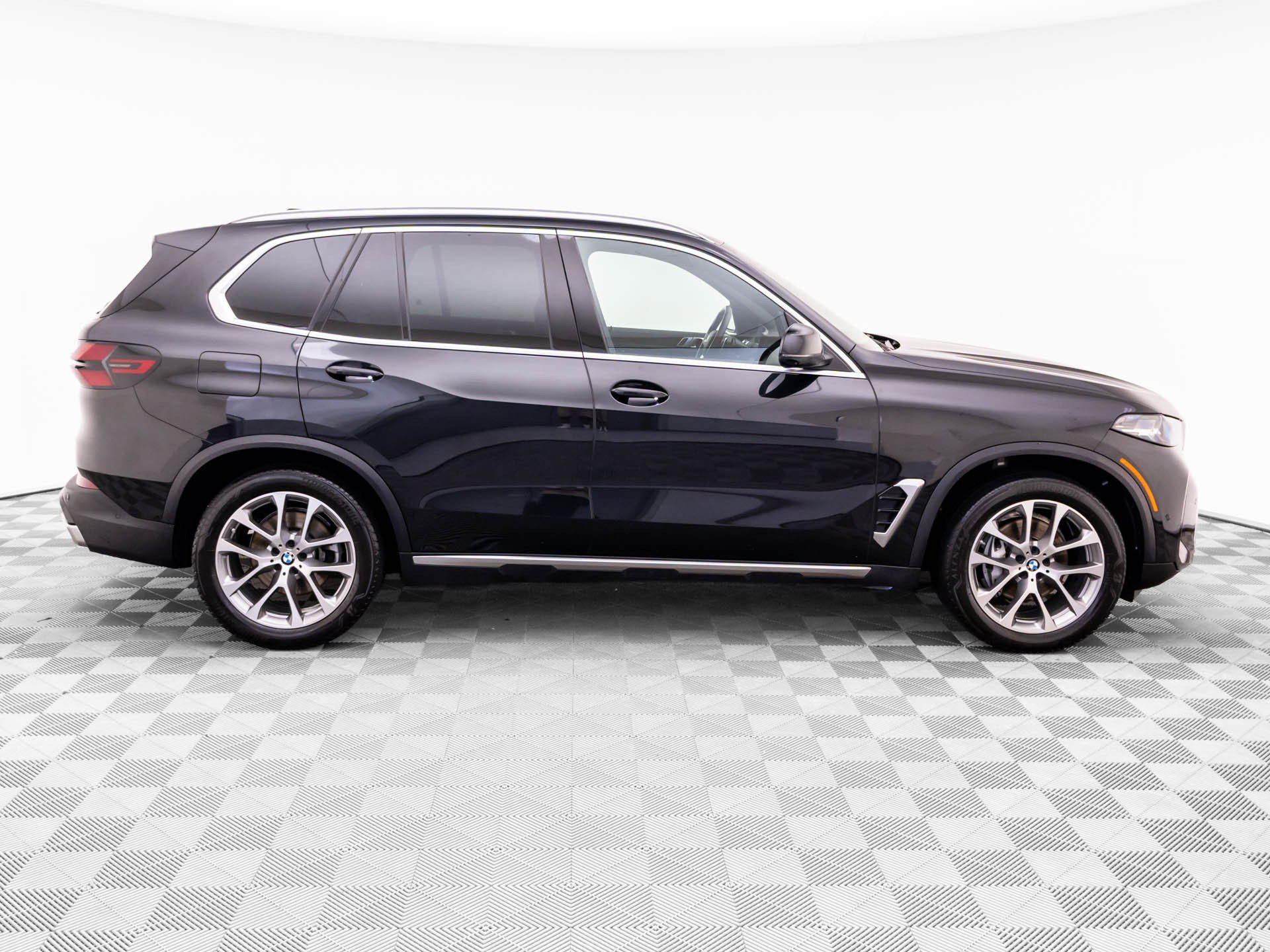 Used 2024 BMW X5 xDrive40i w/ Parking Assistance Package AWD/4WD image 8