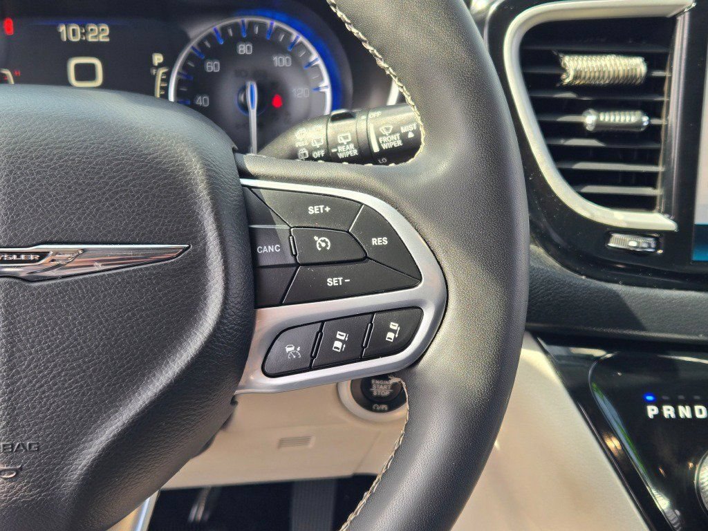 Used 2023 Chrysler Pacifica Touring-L FWD image 34
