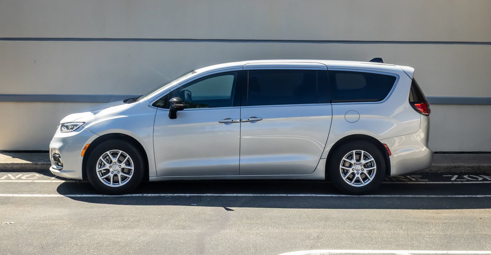 Used 2026 Chrysler Pacifica Select FWD image 4