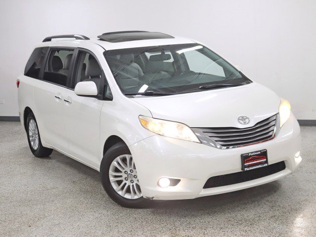 Used 2015 Toyota Sienna XLE w/ XLE Navigation Package image 5