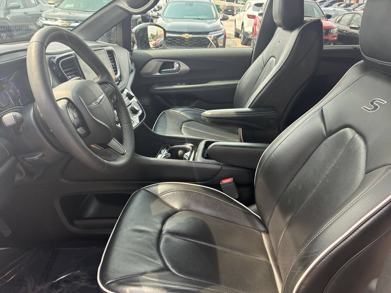 Used 2025 Chrysler Pacifica Limited FWD image 21