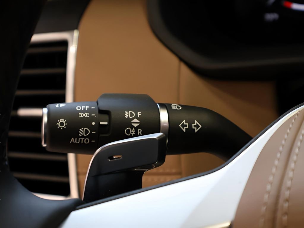 Certified 2025 Land Rover Discovery Metropolitan Edition image 69