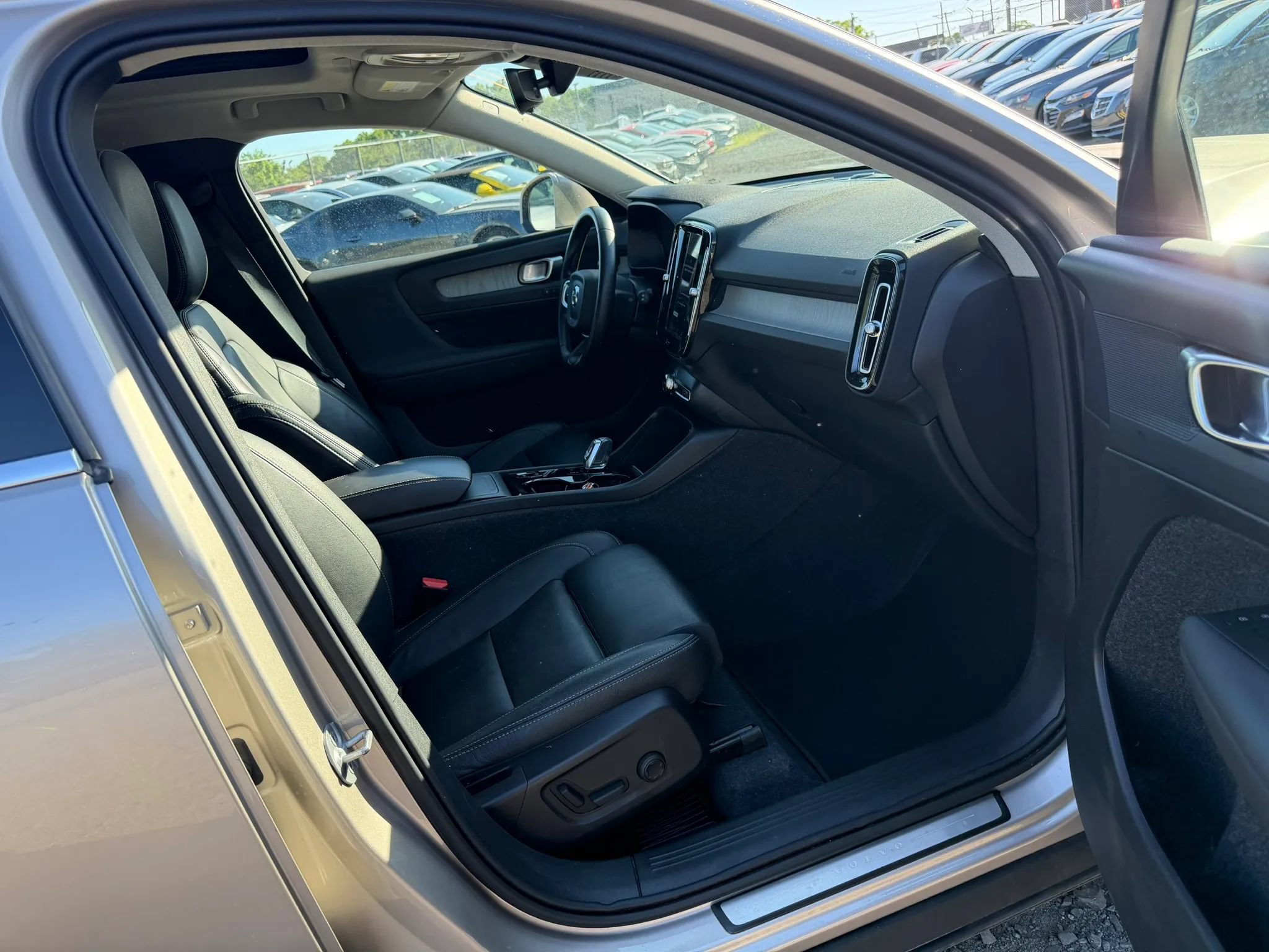 Used 2024 Volvo XC40 B5 Plus AWD/4WD image 23