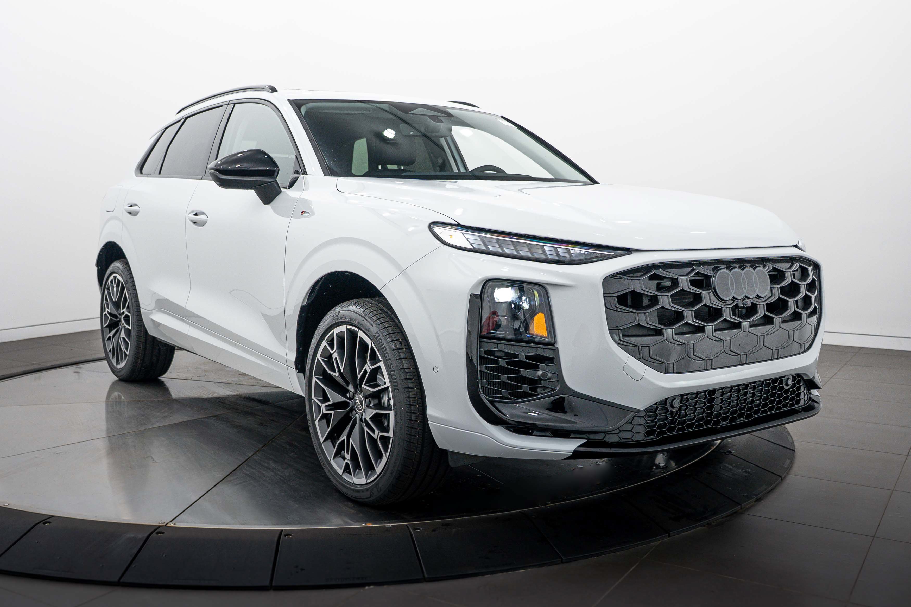 New 2026 Audi Q3 quattro 2.0T AWD/4WD image 2