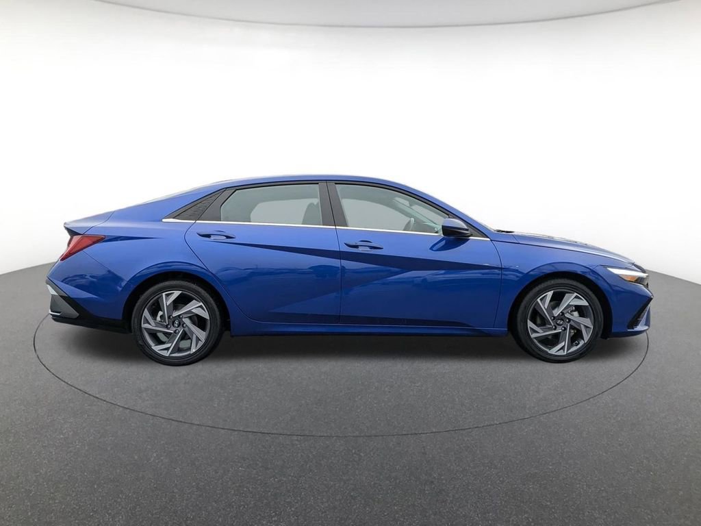 Used 2025 Hyundai Elantra SEL FWD image 4