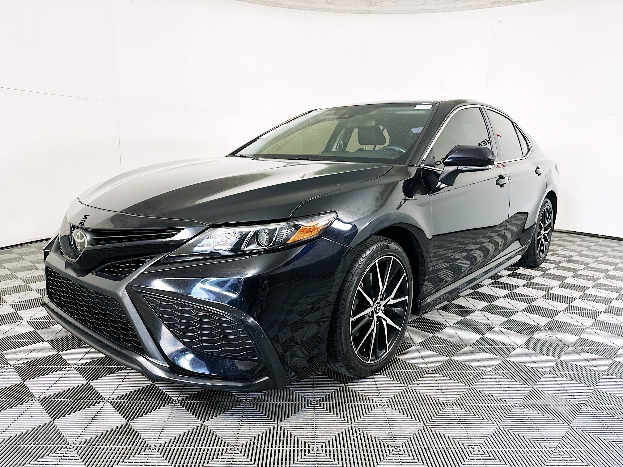 Used 2022 Toyota Camry SE image 7