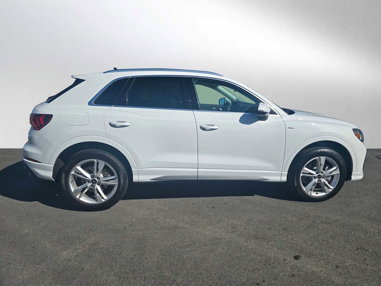 Used 2023 Audi Q3 2.0T Premium Plus w/ Premium Plus Package image 2