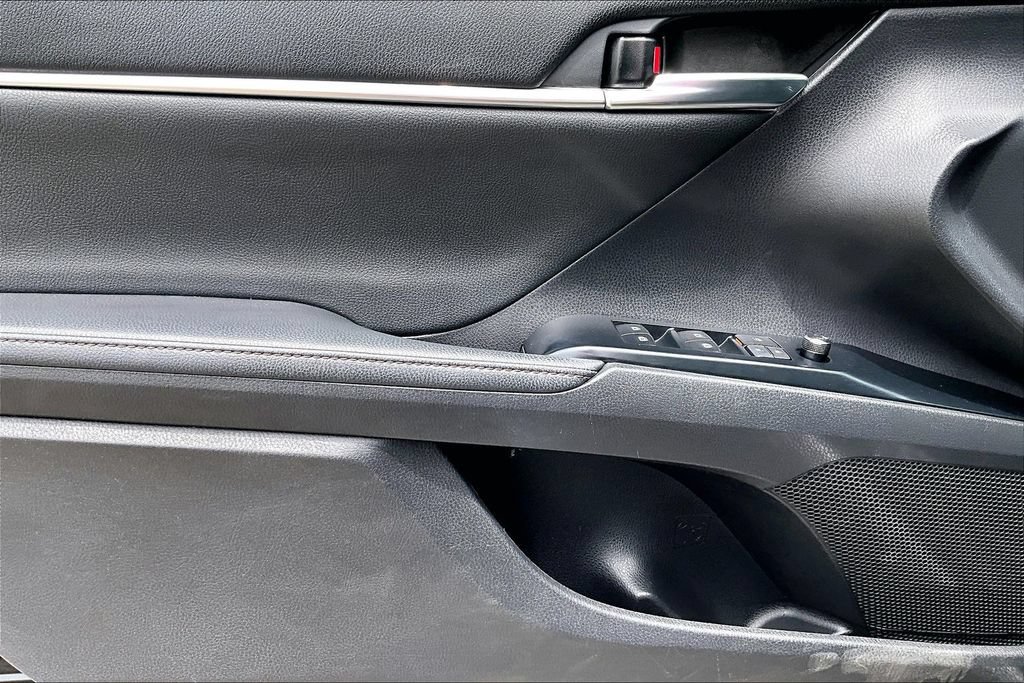 Used 2020 Toyota Camry XLE w/ Sunroof Package FWD image 22
