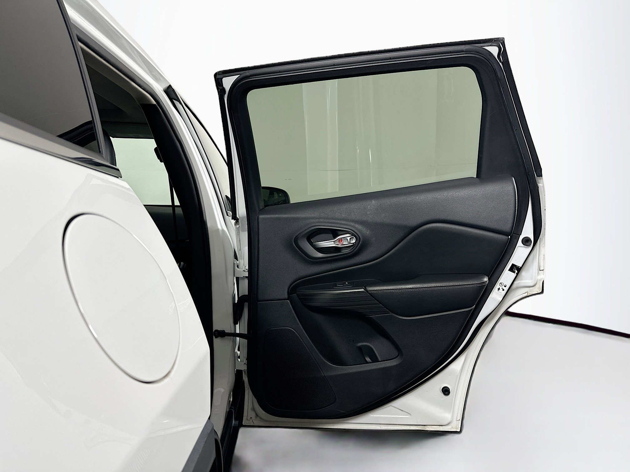 Used 2016 Jeep Cherokee Limited w/ Technology Group image 31