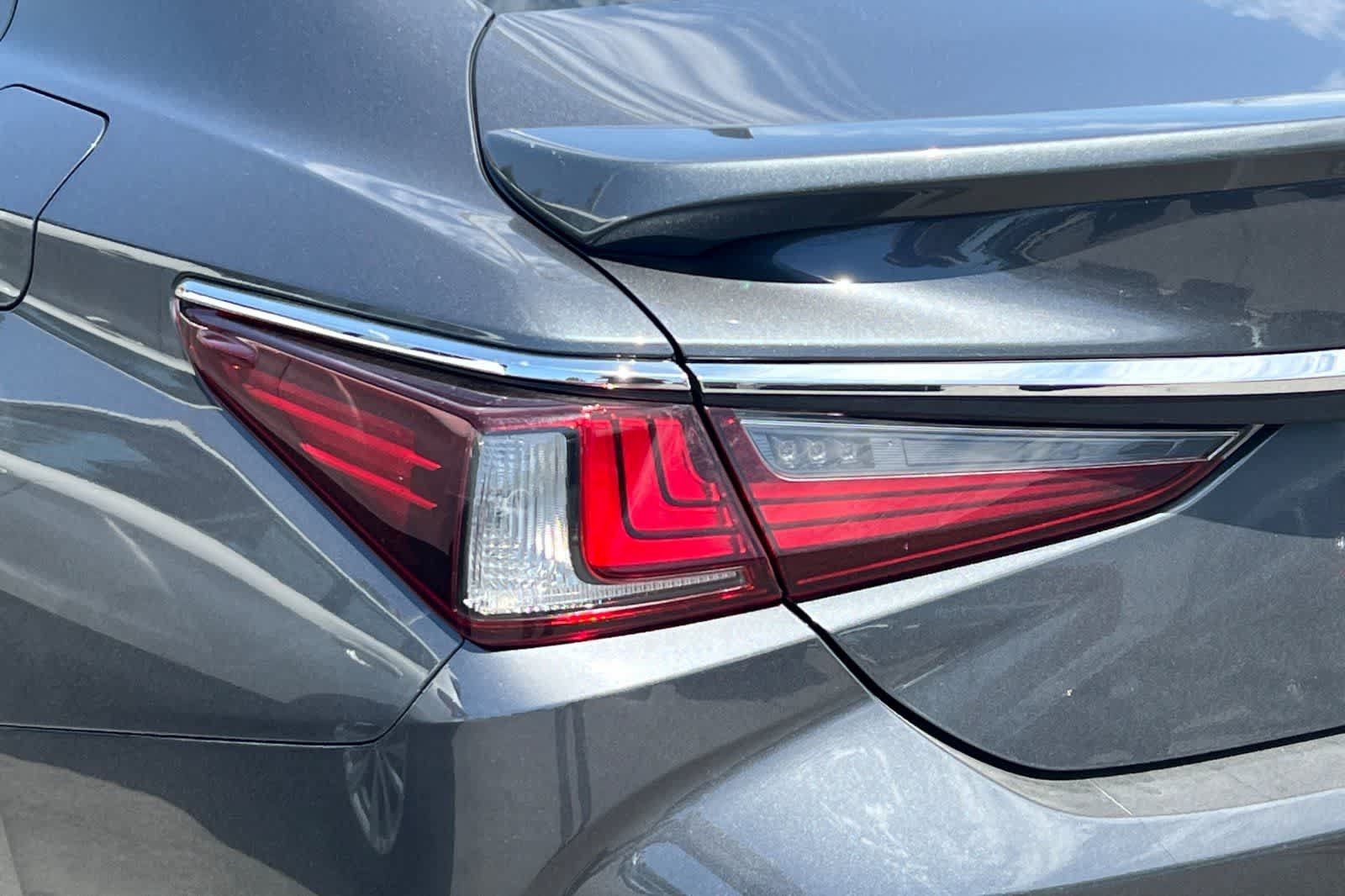 Used 2025 Lexus ES 300h w/ Premium Package FWD image 17