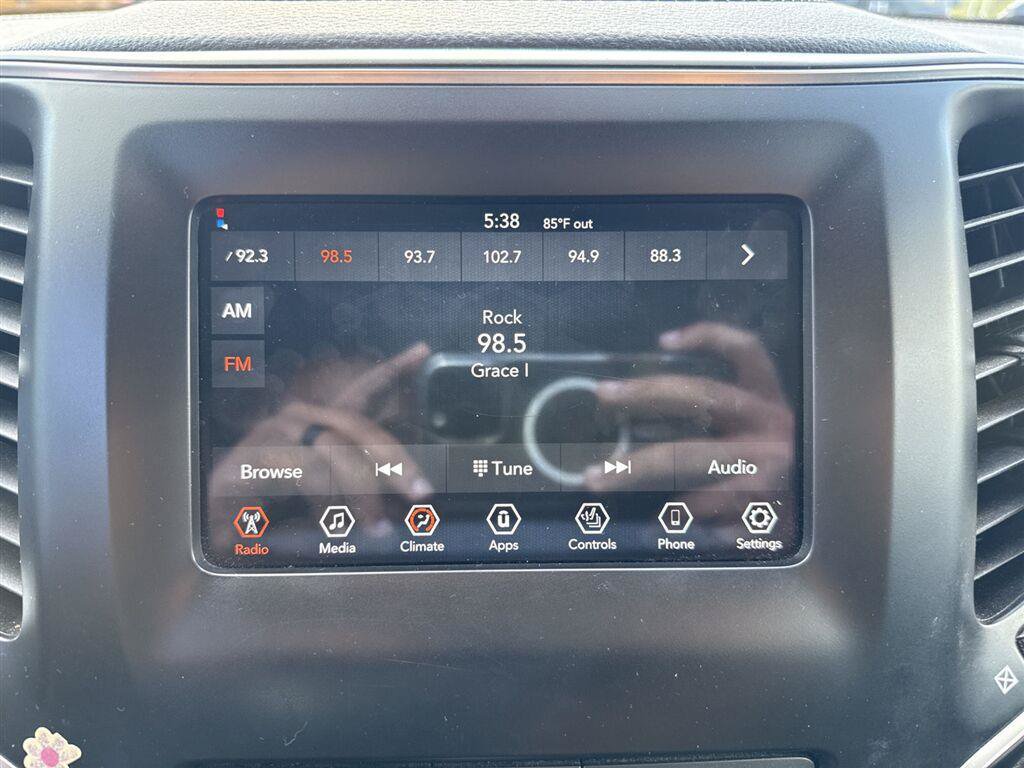 Used 2019 Jeep Cherokee Latitude w/ Cold Weather Group FWD image 19