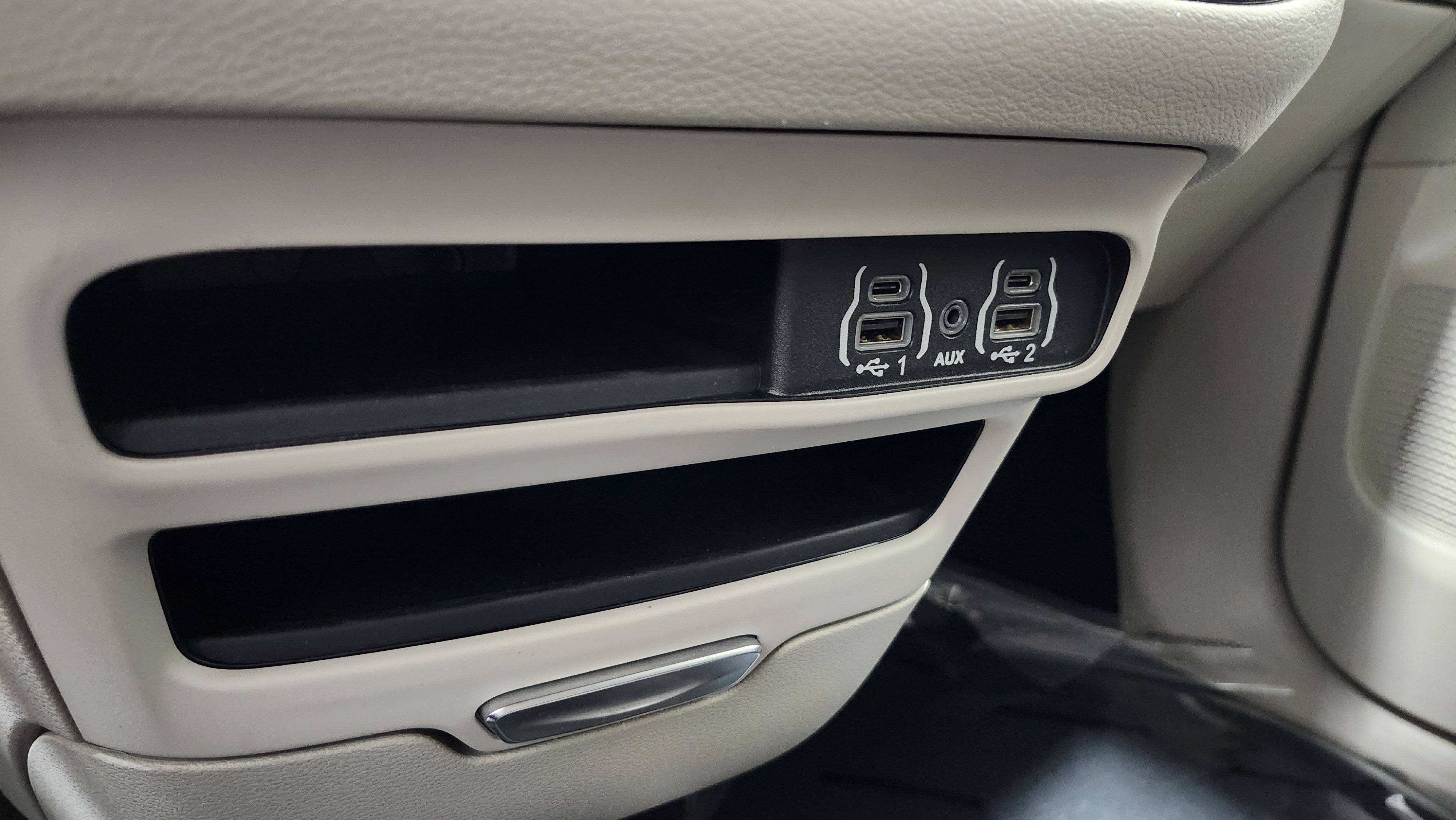 Used 2023 Chrysler Voyager LX image 32