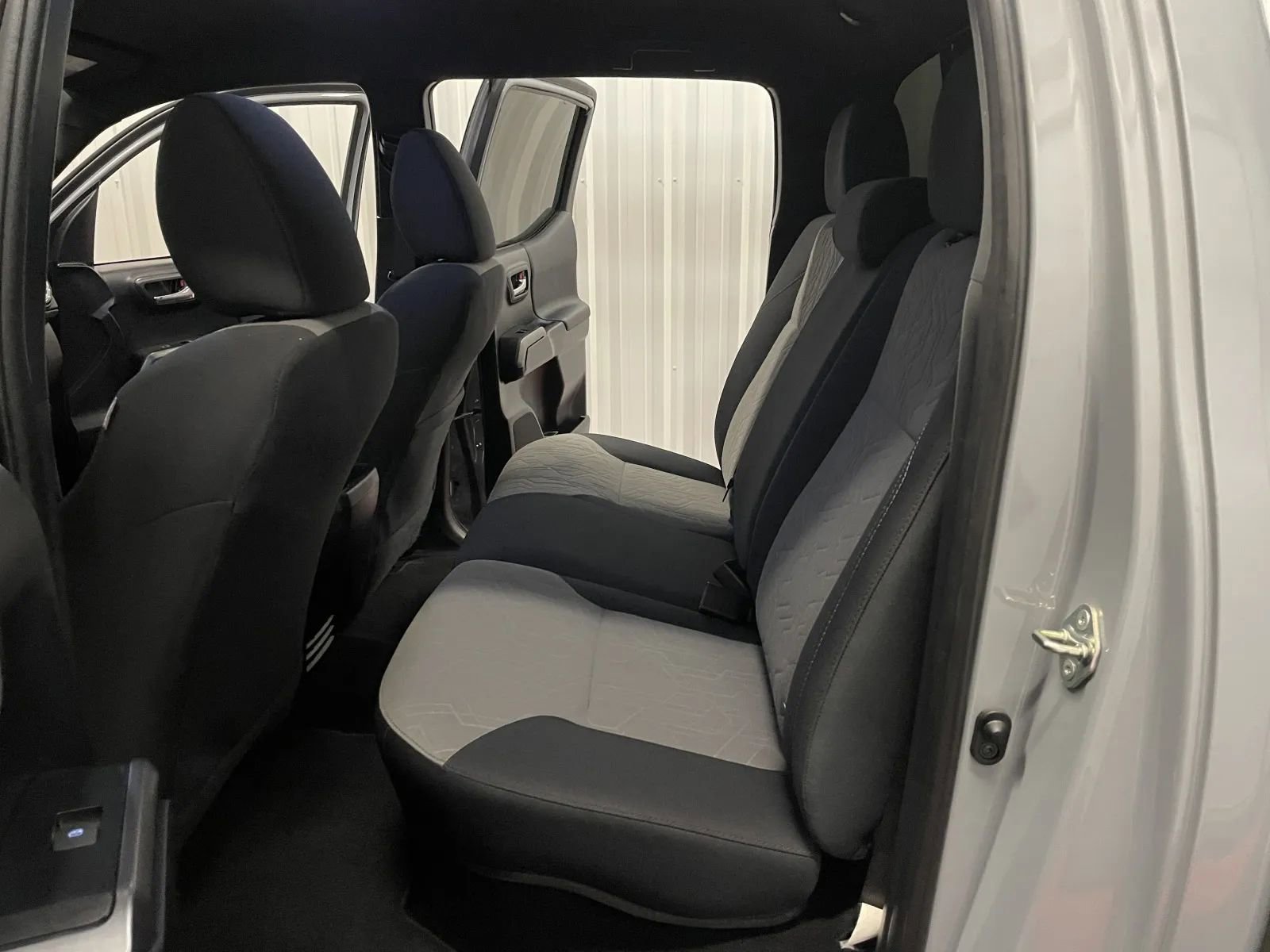 Used 2020 Toyota Tacoma TRD Sport w/ Technology Package image 39