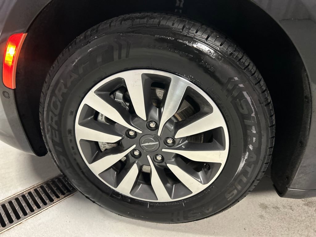 Used 2023 Chrysler Pacifica Touring-L FWD image 9