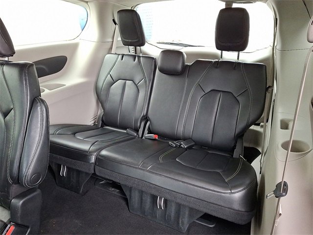 Used 2023 Chrysler Pacifica Touring-L image 14